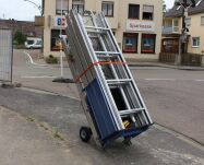 Wózek pozwala na łatwy transport wyciągarki i oszczędność miejsca. 