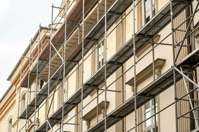 Rusztowanie elewacyjne a bezpieczeństwo pracy – na co zwrócić uwagę?